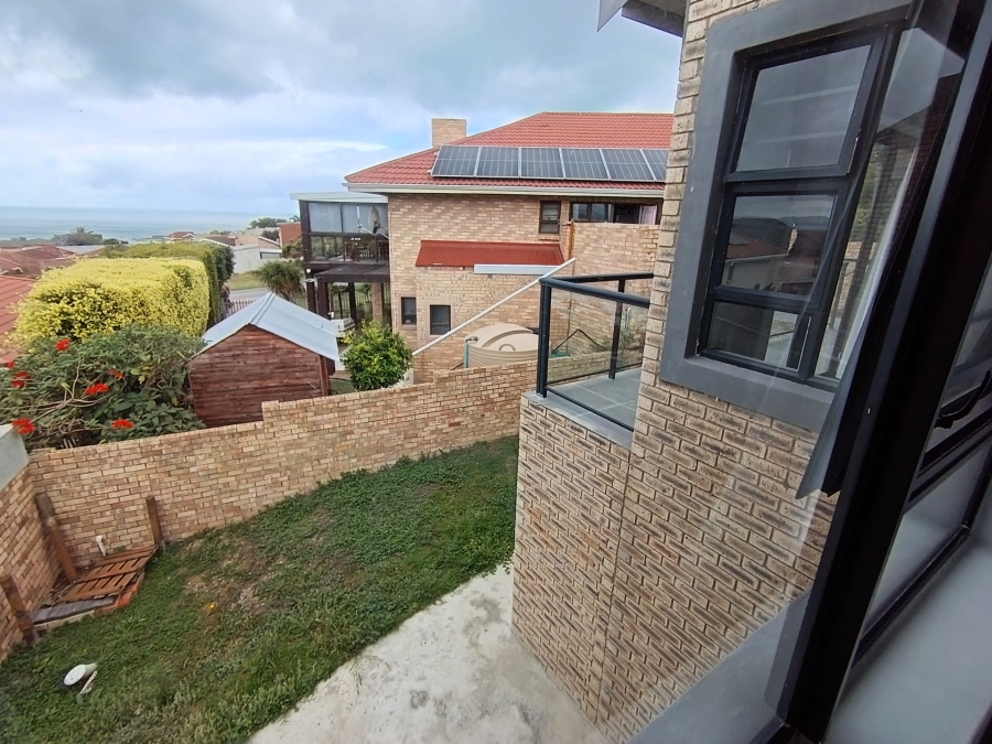 4 Bedroom Property for Sale in Wavecrest Eastern Cape